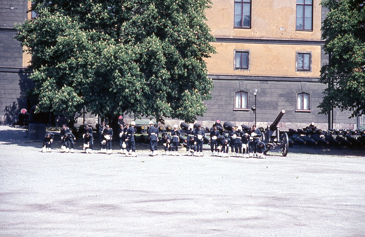 Samling på Artillerigården utan för Armémuseum inför högvakt. I 21 Västernorrlands Regemente.