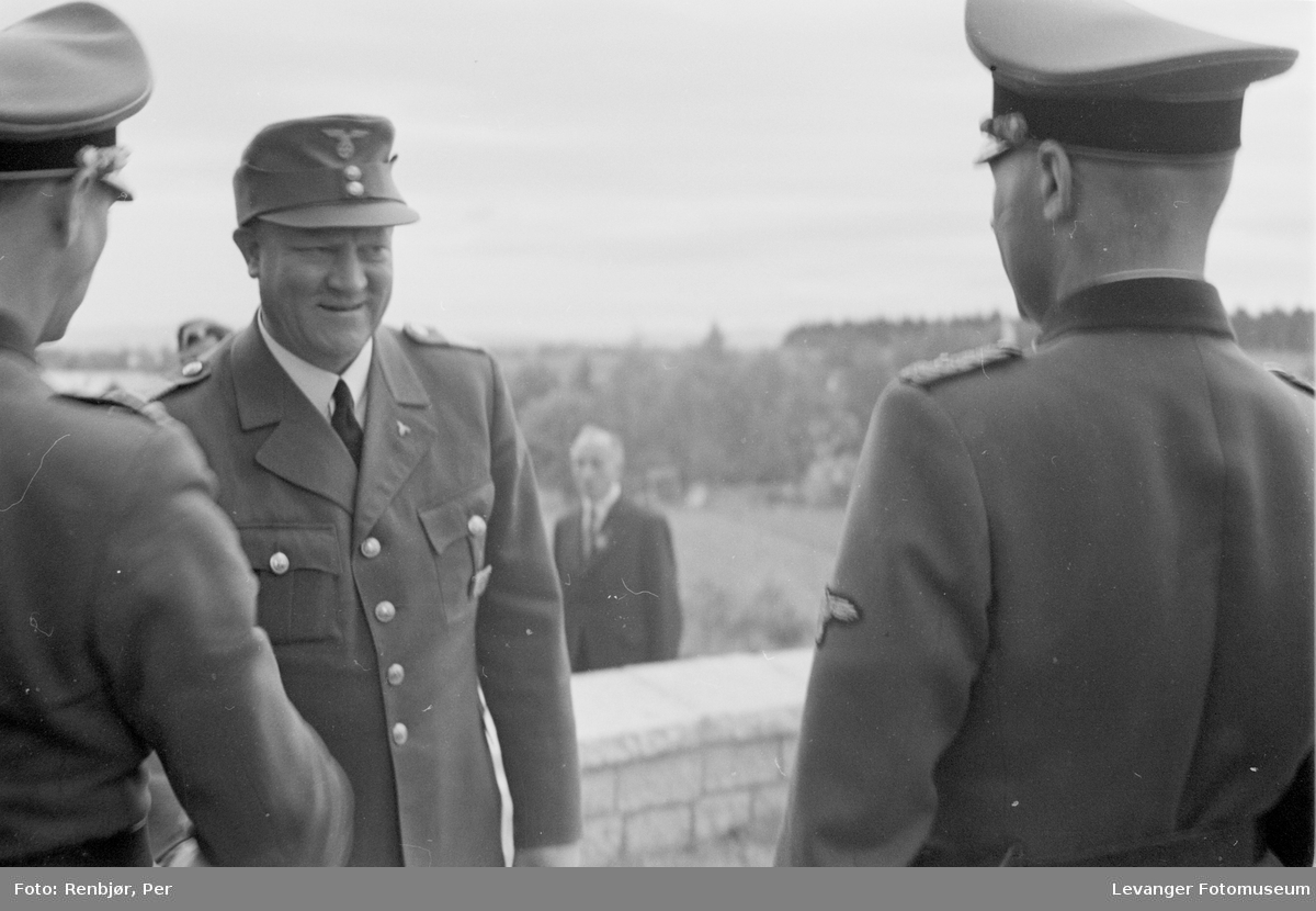 Fra Nasjonal Samlings stevne, riksmøte, på Stiklestad 1944. Quisling hilser på tyske offiserer.