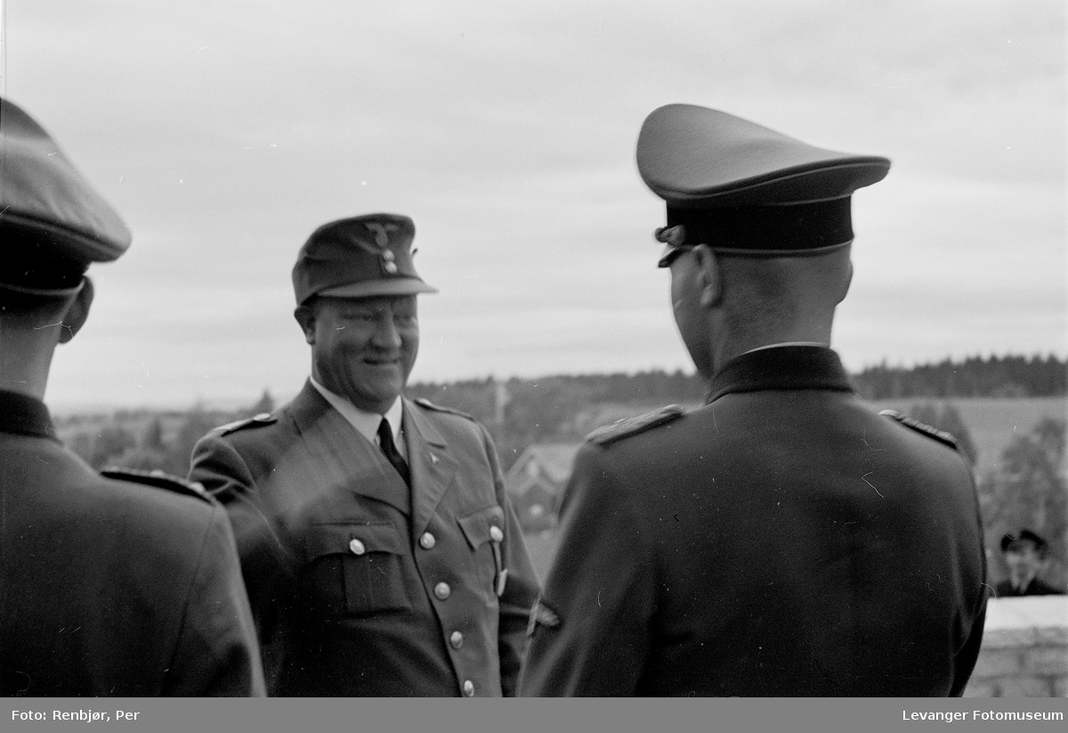 Fra Nasjonal Samlings stevne, riksmøte, på Stiklestad 1944. Quislinsg hilser på tysk offiser.