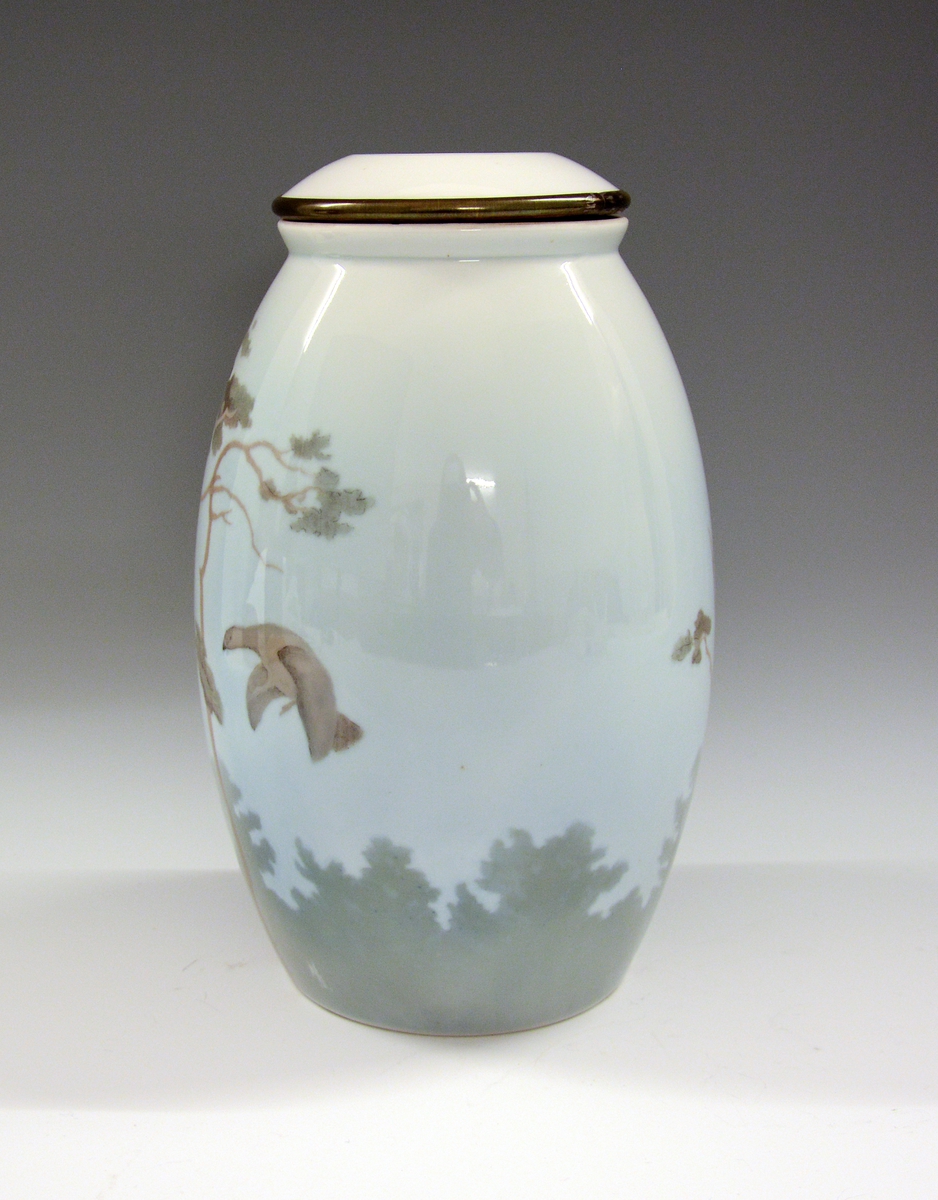 Vase av porselen. Underglasurdekor.
Modell 1723.
Dekornr. 120 Furu og røi tegnet av Halfdan Gran.
Ustemplet.
Gjort om til lampefot.
