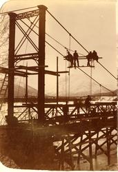 Ingen høydeskrekk under bygging av Kirkenes bru 1911-1912