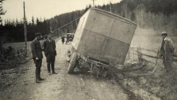 Lågendalsrutens lastebil i udrenert grøft på 1920-tallet