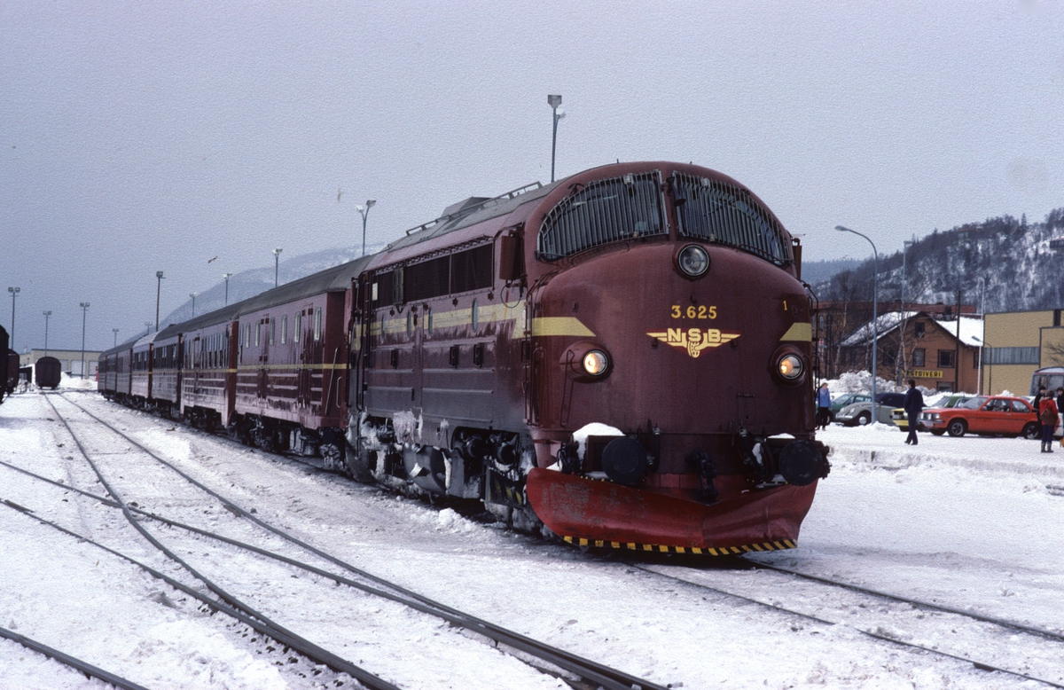 Sørgående dagtog på Nordlandsbanen i Mosjøen med NSB dieselelektrisk lokomotiv Di 3 625.
