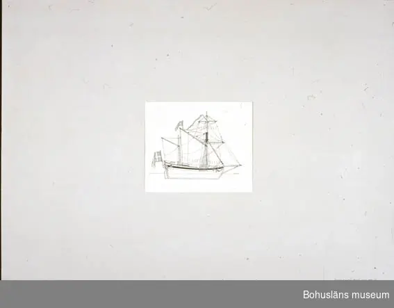 Montering/ram: Passepartout av tunn grå kartong; 55 x 66 cm, Svenska postjakten Hiorten, byggd 1692, seglade posten mellan Ystad och Stralsund.
Övrig historik se UM72.26.001.