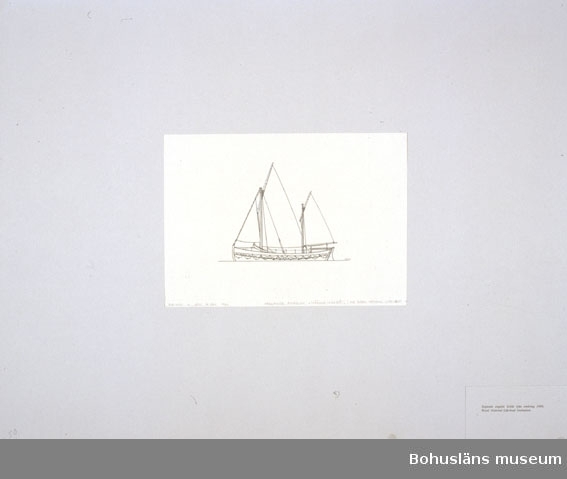 Montering/ram: Passepartout av tunn grå kartong; 55 x 66 cm, Seglande engelsk livbåt från omkring 1900. Royal National Life-boat Institution.
Övrig historik se UM72.26.001.