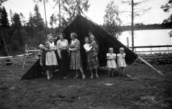 Fotografi tatt foran et halvt telt eller en gapahuk. Det stå