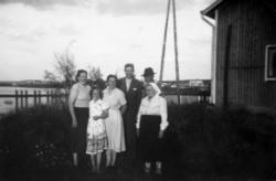 Fotografi av tre kvinner, to menn og ei jente. Fra venstre s