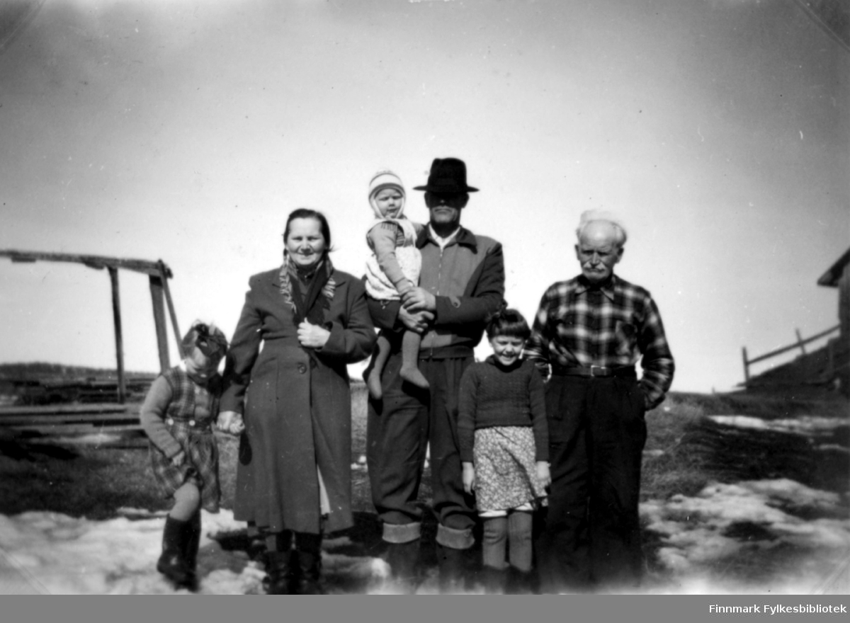 Fotografi tatt i 1955 av familien Stenbakk, fra venstre: Grete, Helga, Magnus med Vivi på armen, Edith og Johan Henrik Stenbakk på Stenkbakkgården.