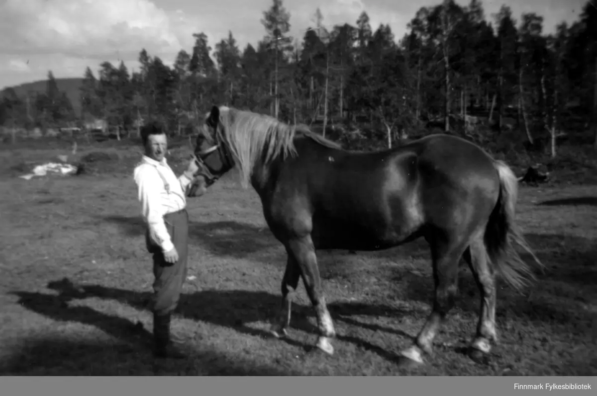 Osvald Ranta fotografert med hesten Kalle. Bildet er merket "Talvi tupa 1954" (vinterhytte).