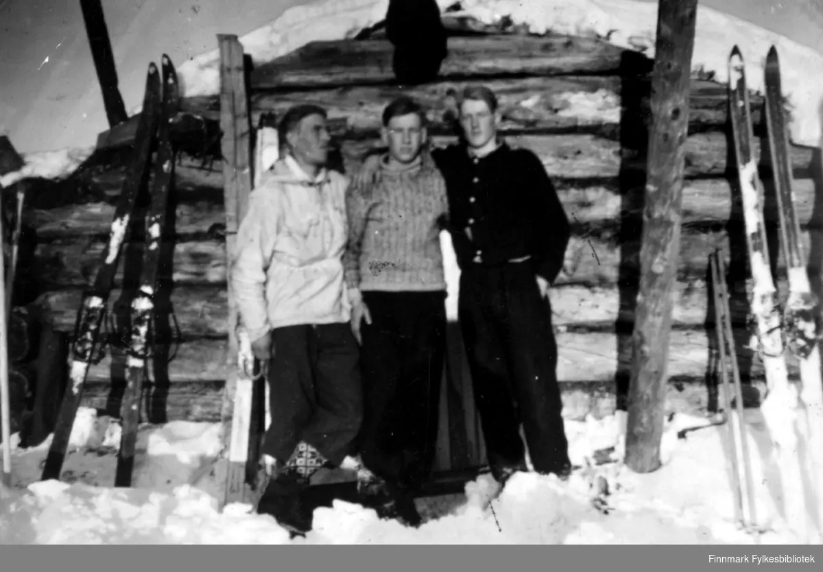 Fotografi fra en skitur i Rautujärvi i 1947. Utenfor en tømmerkoie, fra venstre: Torleif Randa, Johannes Randa og Trygve Sotkajærvi.
