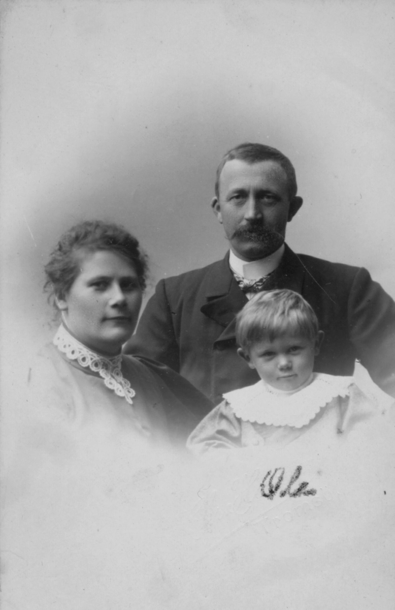 Familieportrett: Margrethe Rasch, f. Michaelsen sammen med ektemannen Gjerdt Rasch deres sønn Ole