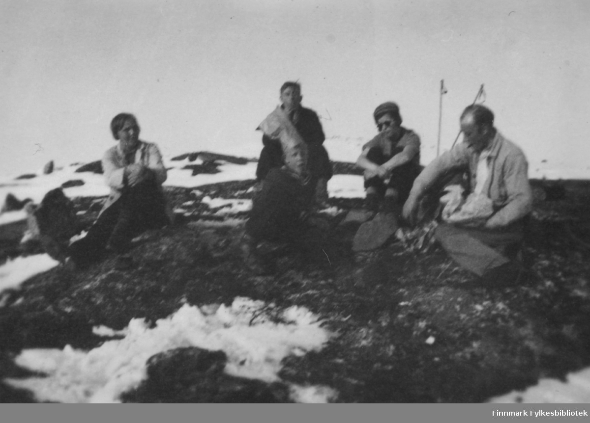Påsken 1935. Fra venstre Ella Gunnari, Bjarne Mangor Nilsen, Arne Gunnari (bak Bjarne), Solveig Evanger og Sverre Joki tar en hvilepause på fjellet over Bugøyfjord.