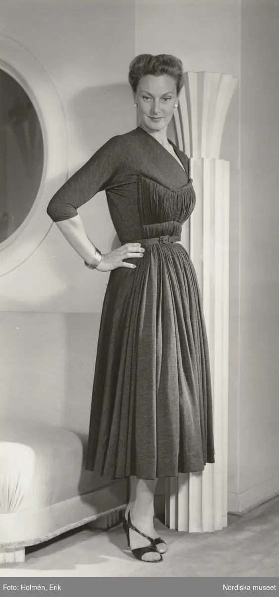 Modell i klänning med skärp, örhängen och armband. Från Madame Grès.