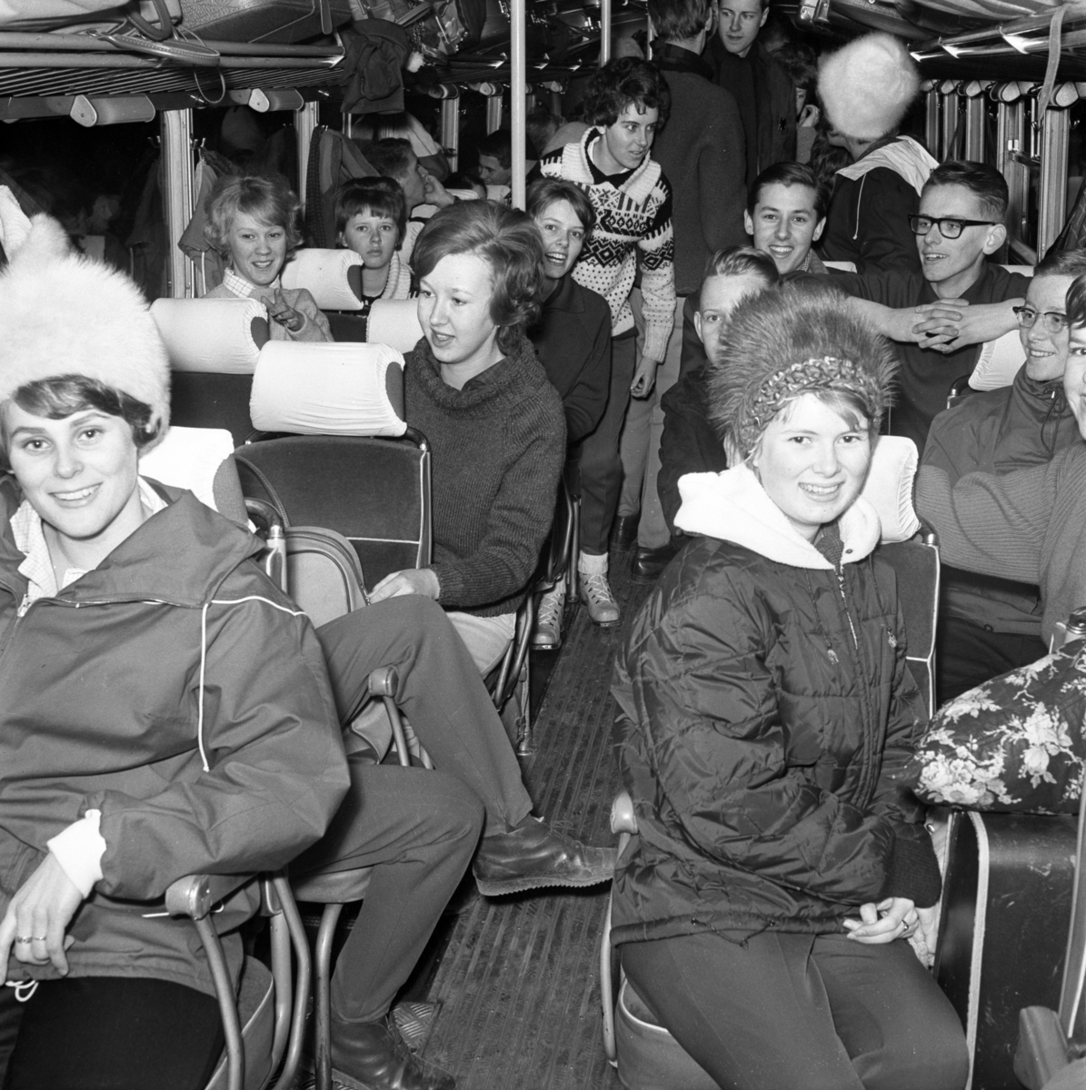 Skolungdomar åker buss till fjällen på 1960-talet.
