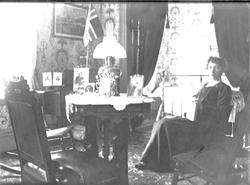 Kvinne i pent møblert rom.