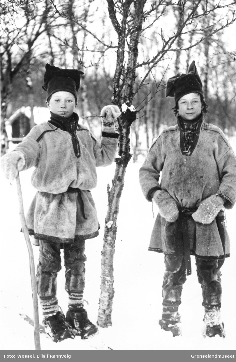 To samiske gutter, før 1897. Til venstre muligens Ulve og til høyre Ole Johnsen Must