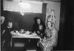 På kjøkkenet hos Sundelin.
Fra venstre: Gunnvor Rognmo, Wen