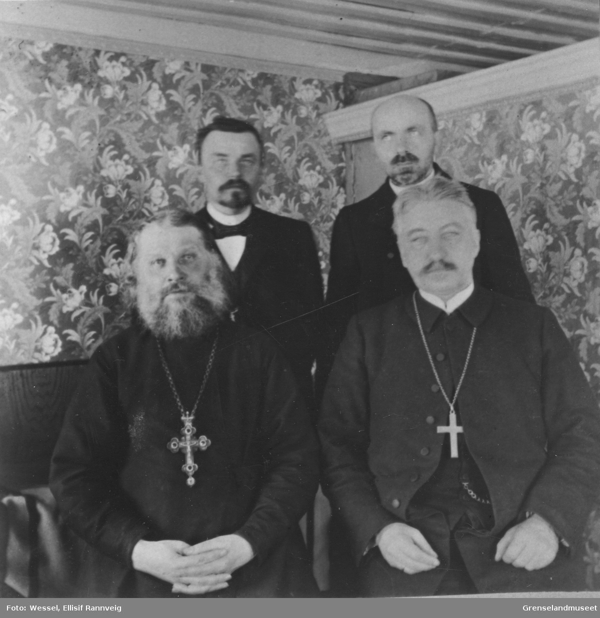 Fra Pechenga Kloster 1911. Foran fra venstre: Archimandriten Fehonafan og Biskop Dietrichon. Bak fra venstre: Prost Opdal og Sogneprest le Maire
