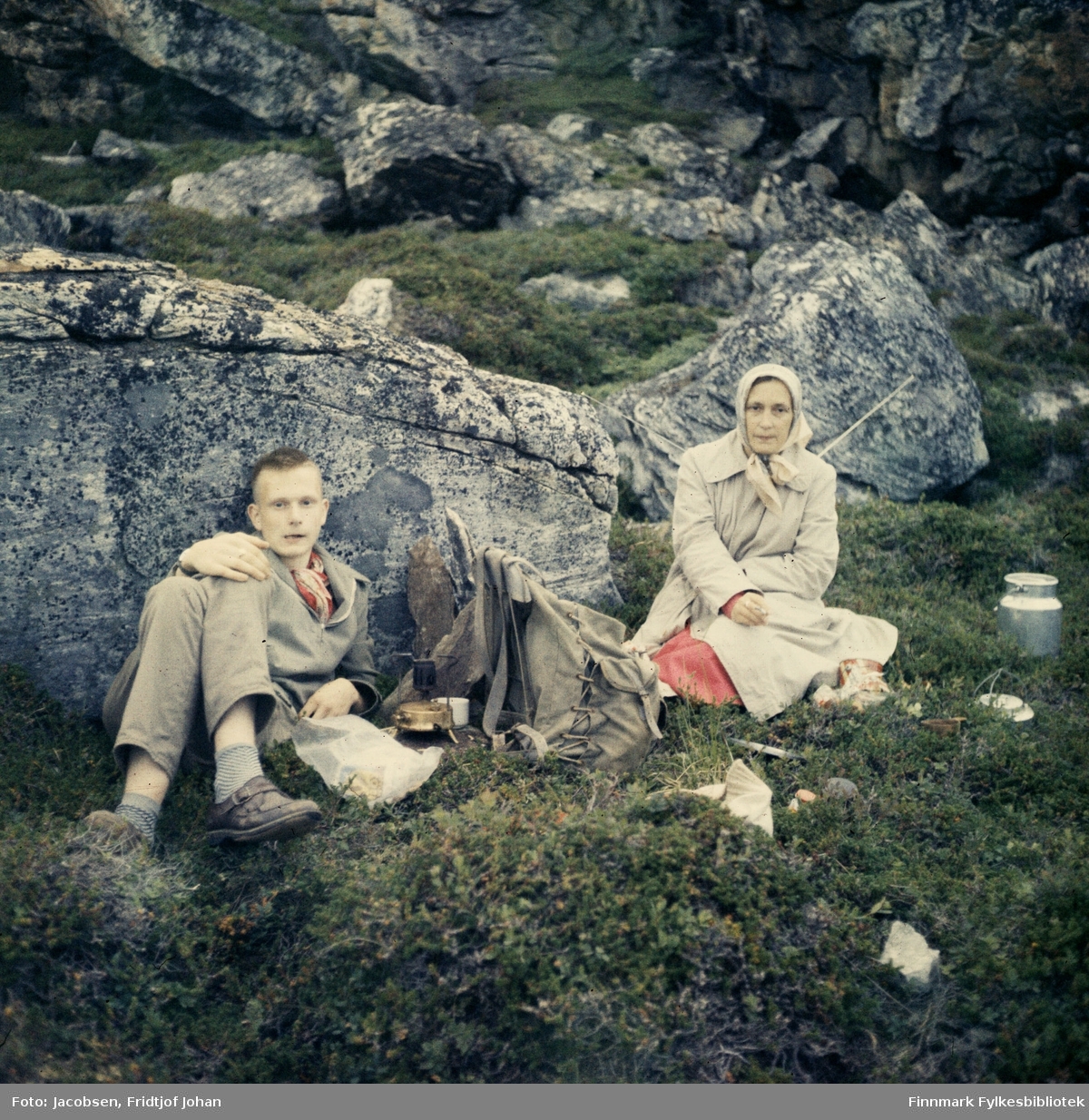 Mor Aase Randi og sønnen Arne på en bærtur. Stedet er ukjent.