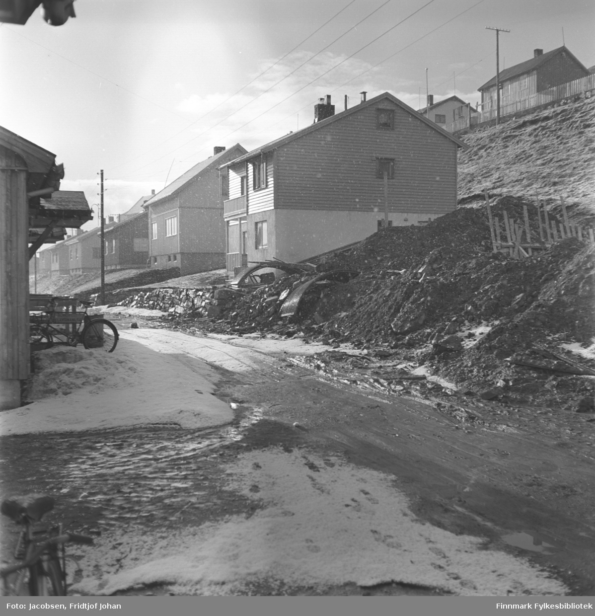 Fotografi fra Storvannsveien en sen vinterdag. De fire bygningen bakerst i bildet er Telegrafverkets hus/brakker og oppe til høyre ses noen hus i Breilia.