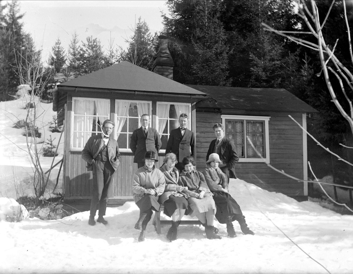 Karin och Gösta Krantz med vänner vid en stuga, Uppland