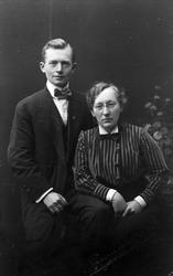 Studioportrett av Walter Pettersen og Magdalene Norman.