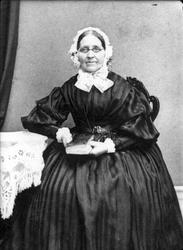 Studioportrett av kvinne.