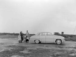 To kvinner, en mann og to barn. Vestfjellet - Fagernes. Bil.