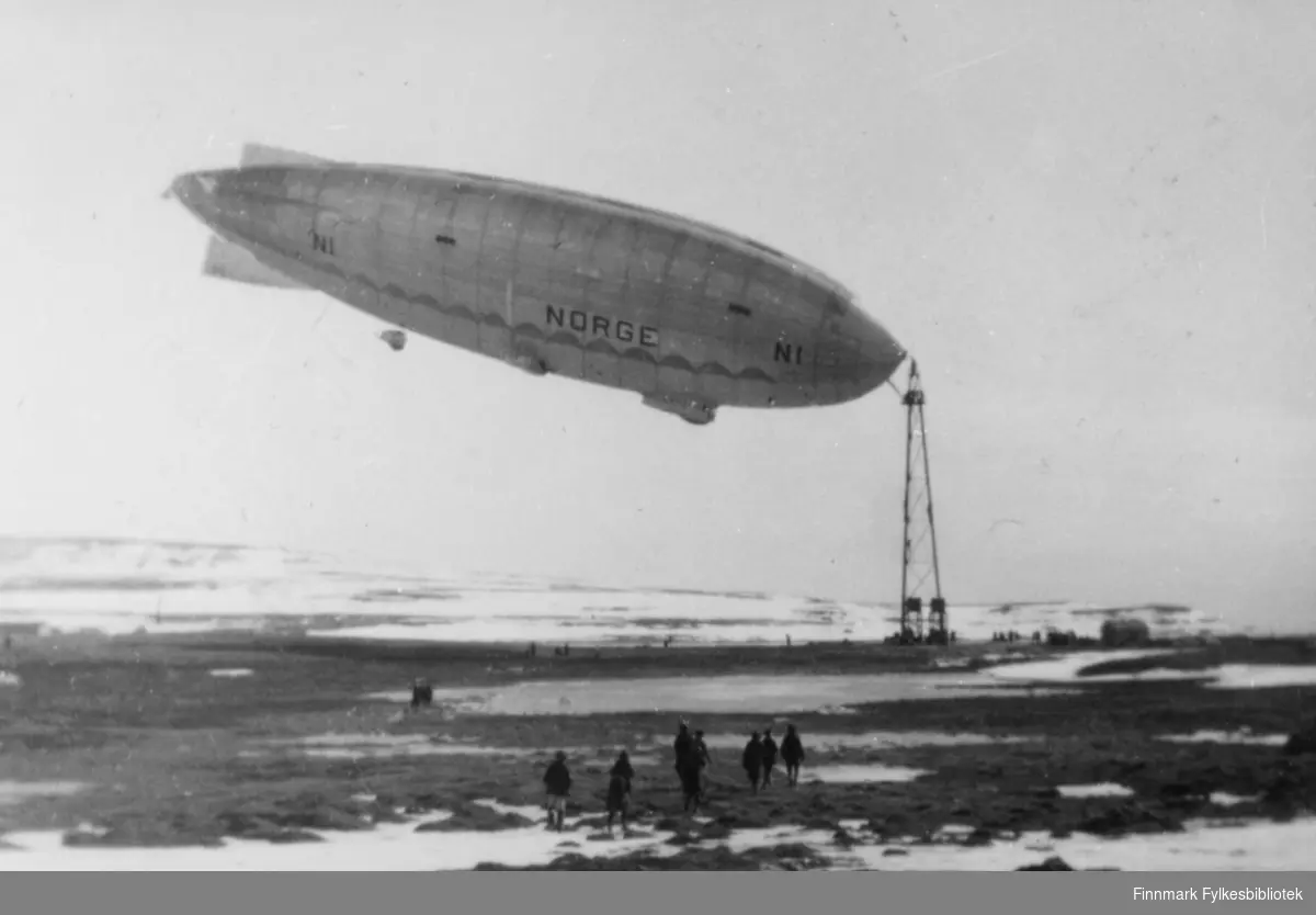 Luftskipet 'Norge I'. 5. mai 1926. Luftskipet er fortøyd til masten. Endel folk sees nede ved mastefoten. Samme bilde som nr. 016.