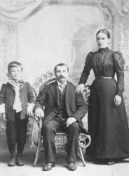 Et familiebilde av familien Johan Edvard og Bertha Ballo fot