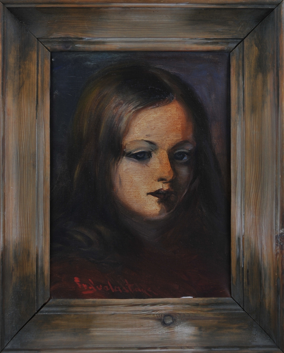 Portrett av ei jente med brunraudt hår. Mørk bakgrunn.