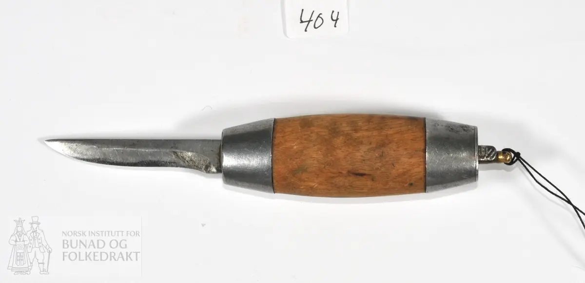 Kniv i metall med knivholder i metall og tre. Kniven er til å folde ut og det er festet en tråd (Bjønntråd) i den ene enden.