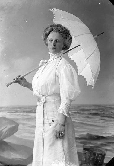Enligt fotografens journal nr 2 1909-1915: "Lundqvist Fru, Ön".