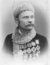 Skøyteløper Johan Lefstad med medaljer