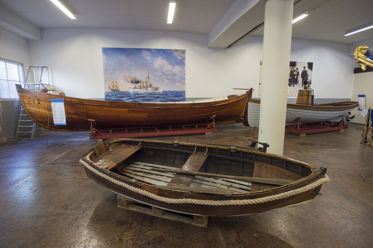 Sjöhistoriska museet visar och förvarar en del av sin båtsamling i Båthall 2 på Galärvarvet i Stockholm.
Båtarna är daterade från 1700-talet fram till 1900-talet. Här finns allt från ångslupar och arbetsbåtar till fritidsbåtar av många slag.