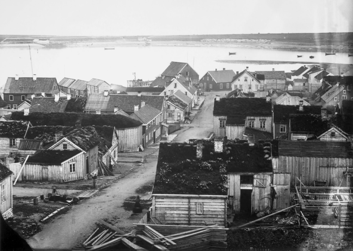 Vadsø: gateparti fra ytrebyen, Vadsøya i bakgrunnen, år ca.1860