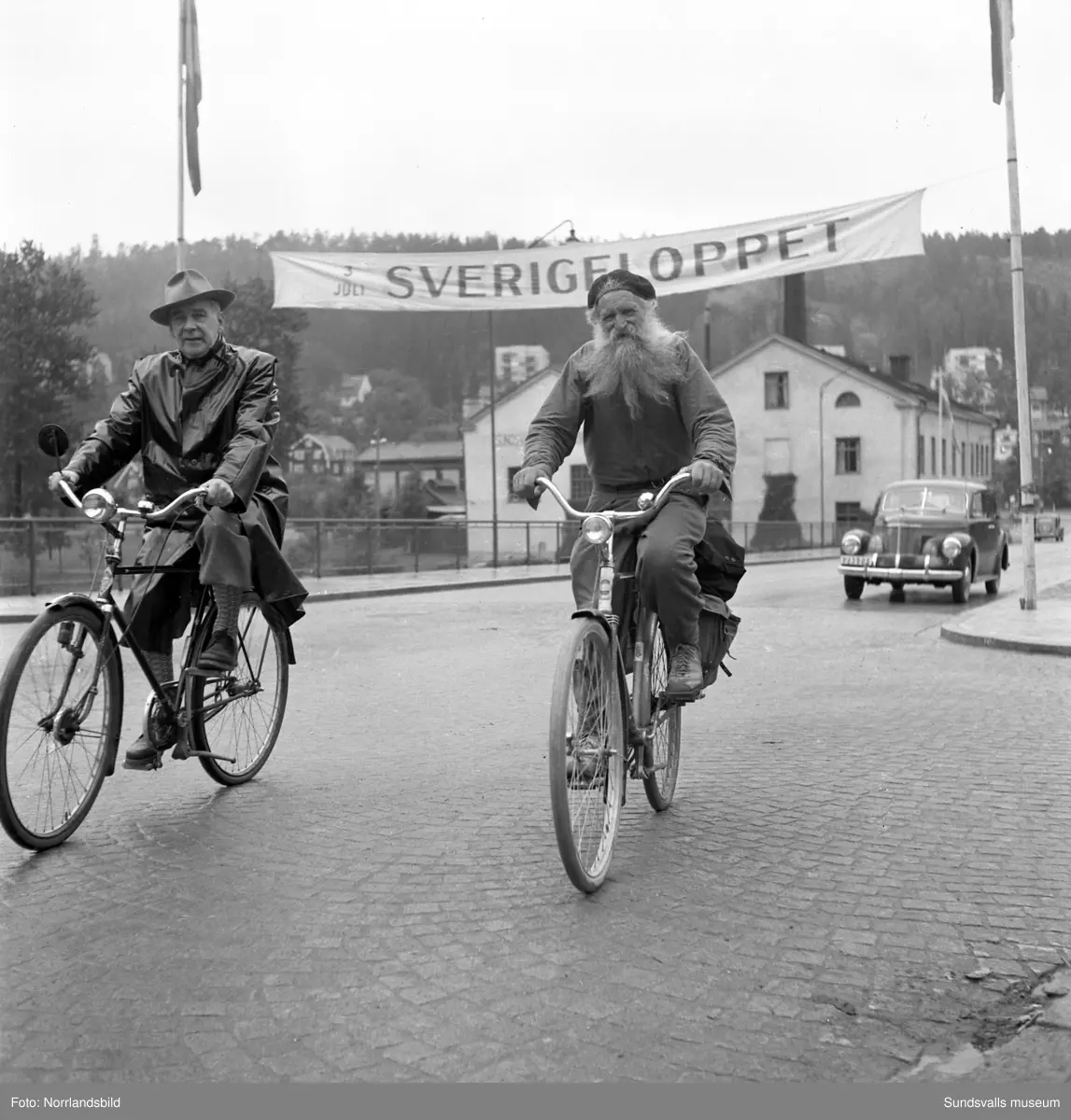 På 1950-talet kördes under många år Sverigeloppet på cykel, från Haparanda till Ystad. Loppet kördes på brukscyklar och betraktades som något av ett ”Vasalopp på cykel”. Största attraktionen i det första loppet 1951 var 66-årige Gustaf Håkansson, även kallad Stålfarfar, som här passerar Sundsvall den 7 juli. Han nekades att delta i loppet som hade en övre åldersgräns på 40 år, men körde med eget följe på andra tider än de tävlande och gick i mål i Ystad ett dygn före de egentliga tävlande. Gustaf Håkansson drev ett åkeri i Gantofta utanför Helsingborg och han blev 102 år.