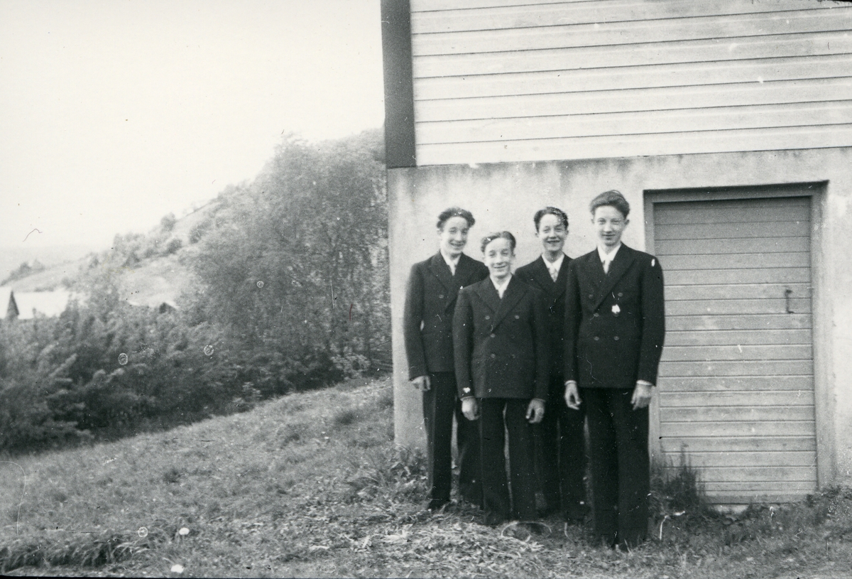 Fra venstre Ivar, Reidar, Øystein og Olav Sørbø. "Fire brør som vart konfirmert samstundes" 