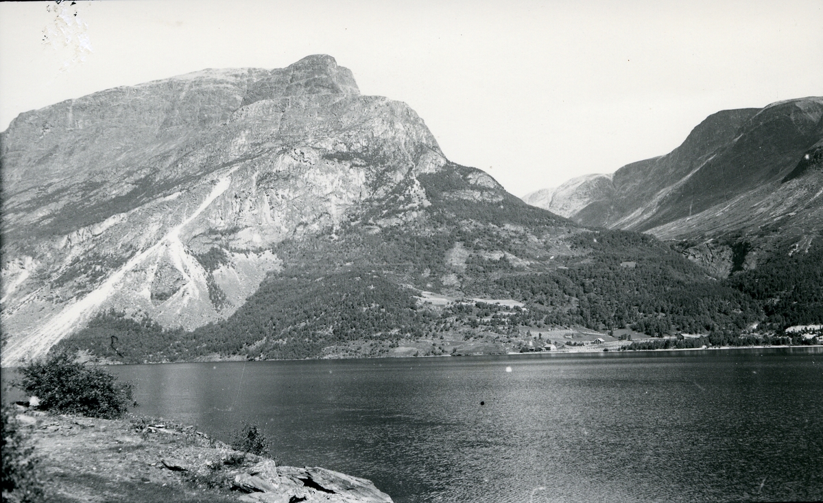 Landskap med fjell og fjord. Leine med Skudshorn og Kviruri