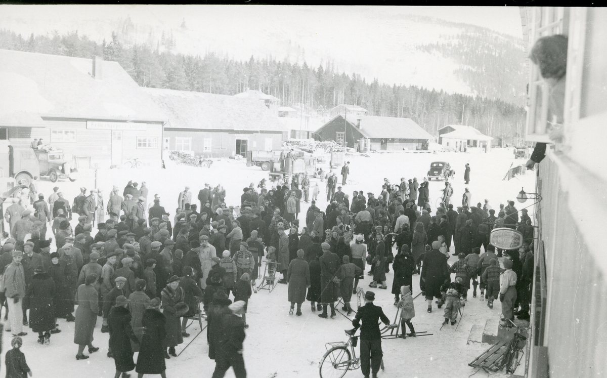 Menneskemengde framfor Neste-gården på Fagernes, i forbindelse med arrestasjonen av Fagernes-lærerne under andre verdenskrig