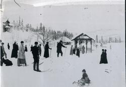 Turistar på Tonsåsen sanatorium, med ski og kjelkar. Bygning