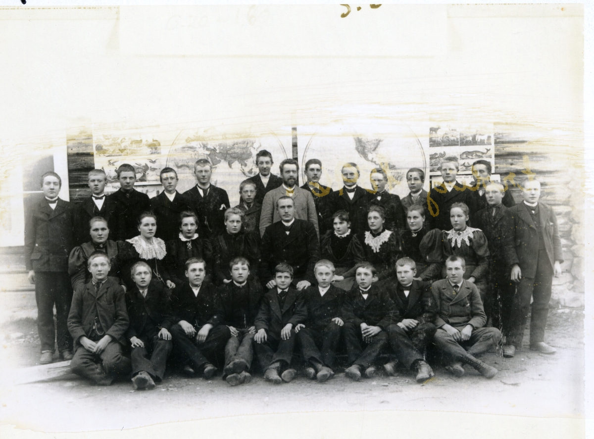 Gruppeilde av elever ved framhaldsskolen i Bagn. Trolig 1896.