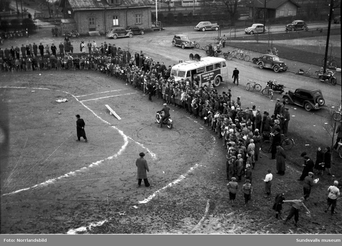 Reportagebilder från Teknikens värld:s turnerande motorshow Motorrodeo 1949. Racerbana iordningställd vid Åkersvik, Västra station, Kronohäktet.