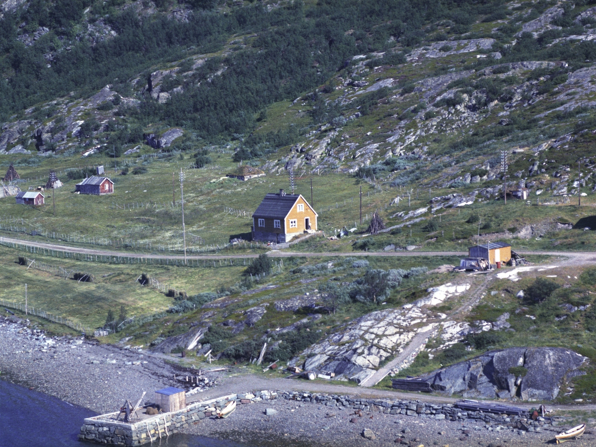 Flyfoto fra Lebesby. Negativ nr. 122690. Fra tettstedet Ifjord.