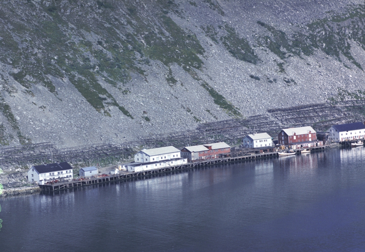Flyfoto fra Kjøllefjord. Negativ nr. 122733. Kjøllefjord.