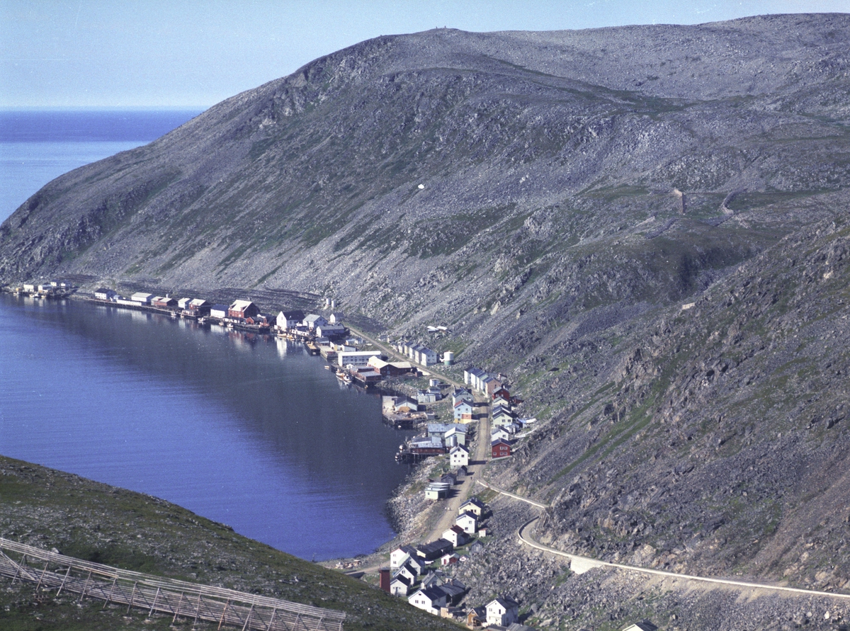 Flyfoto fra Kjøllefjord. Negativ nr. 122740.