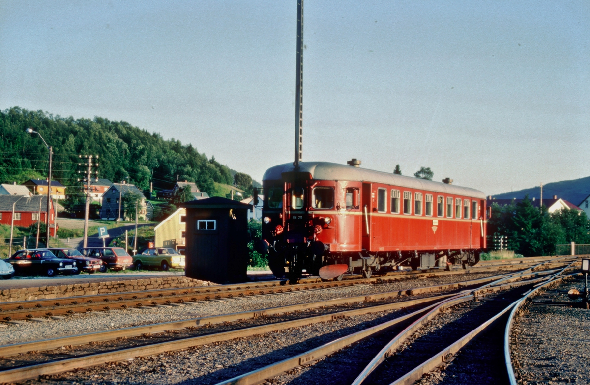 Persontog 457 Trondheim - Grong ankommer endestasjonen. NSB dieselmotorvogn BM 86 28.