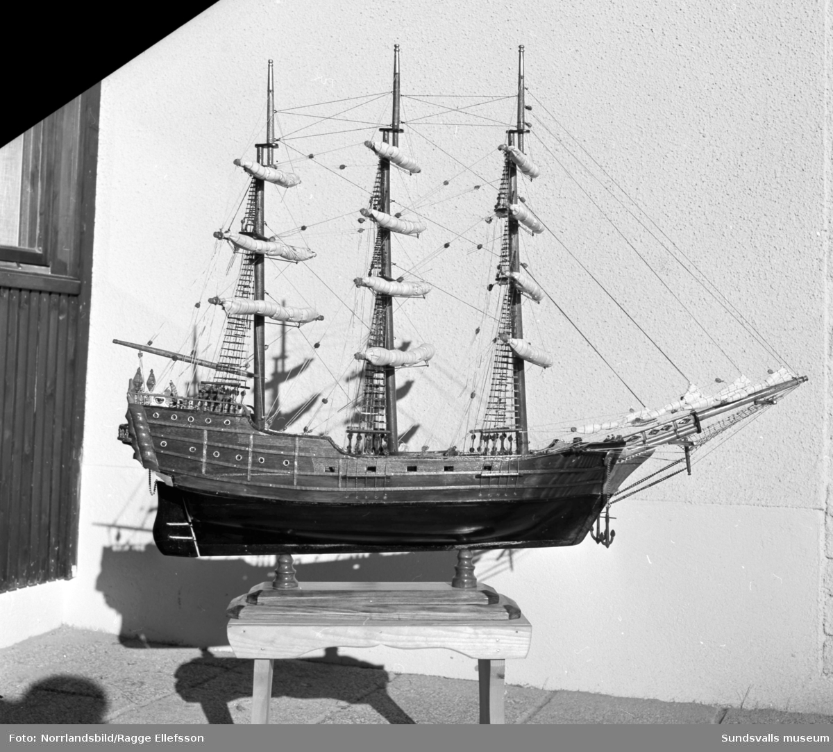Modellskepp hemma hos innehavaren av Henrix herrekipering, Ingemar Berglund. Skeppet placerades senare i butiken.
