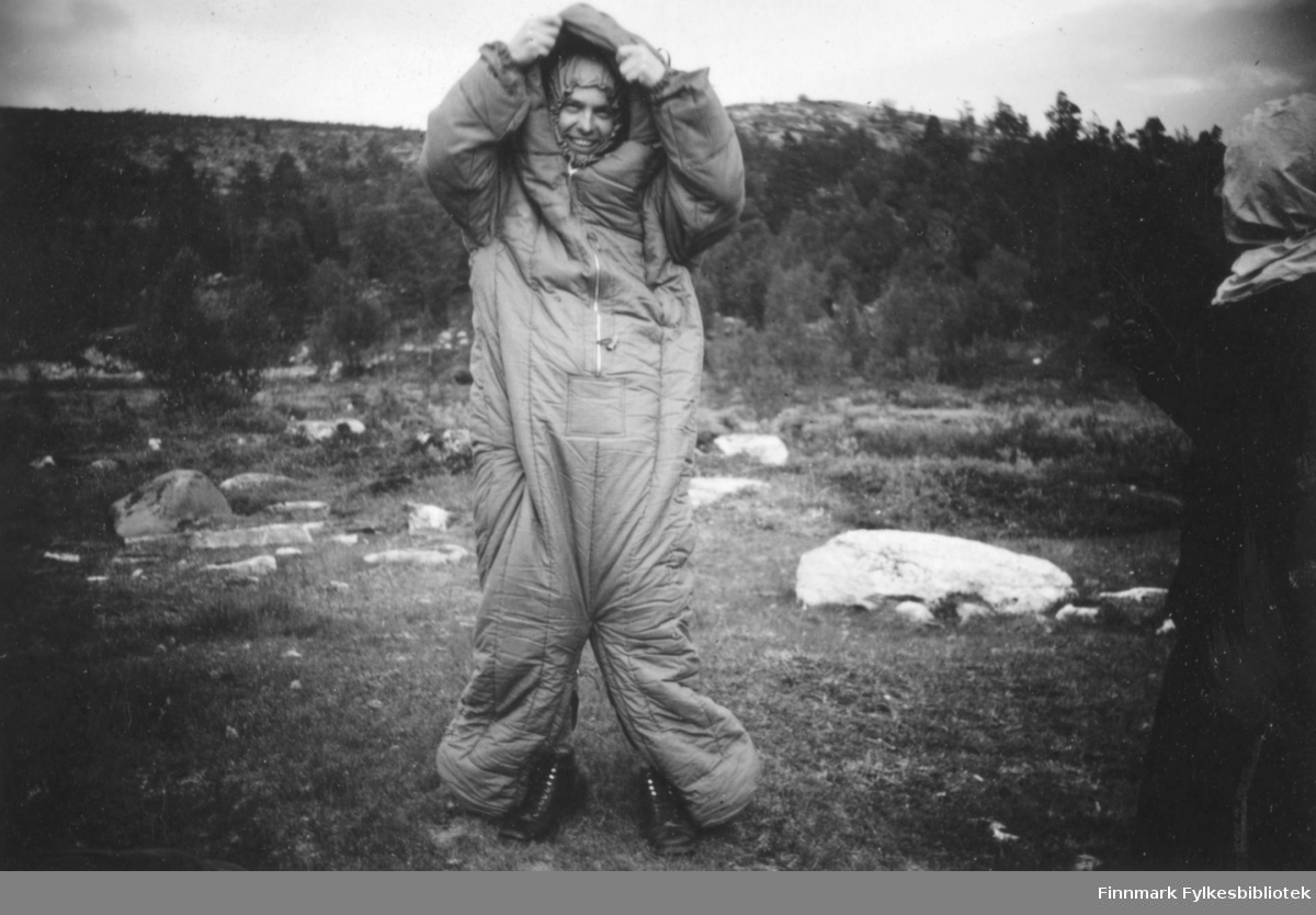 Trygve Hogstad-Larsen på fisketur til Bollovannet, 1939. Han har sydd en sovepose om til en vattert kjeledress.