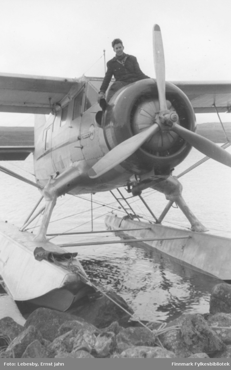 Fotoserie fra tur med sjøfly til Peskvannet 12. og 13.august 1955. "Norseman på Peskvannet med gallionsfigur Ole Gustav Øverdahl."  Foto: Ernst Lebesby.